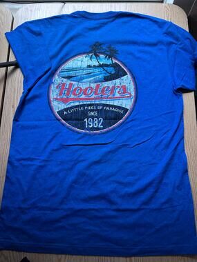 New Mens Hooters 🦉 Tropical Print 🌴🦩T-shirt Destin Florida Blue Large